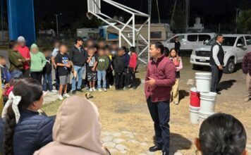 Andrés Villegas dona pintura a primaria en Tecamachalco