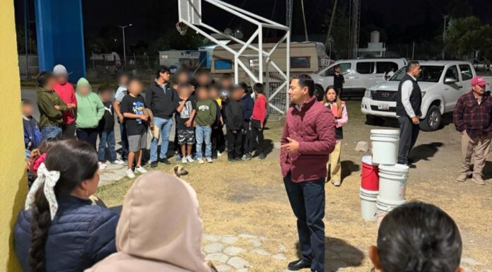 Andrés Villegas dona pintura a primaria en Tecamachalco