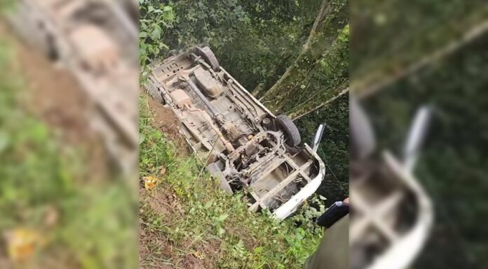 Asalto termina en volcadura; conductor sufre infarto en la Zacapoaxtla–Huitzilan