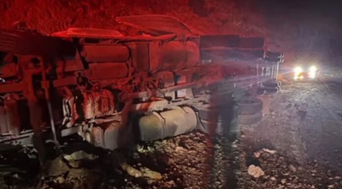 Tráiler vuelca en la Puebla–Atlixco y afecta circulación