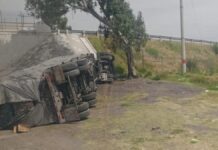 Volcadura de tráiler cargado de chatarra cierra la Puebla-Orizaba