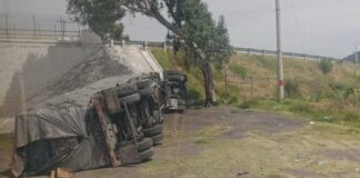 Volcadura de tráiler cargado de chatarra cierra la Puebla-Orizaba
