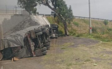 Volcadura de tráiler cargado de chatarra cierra la Puebla-Orizaba