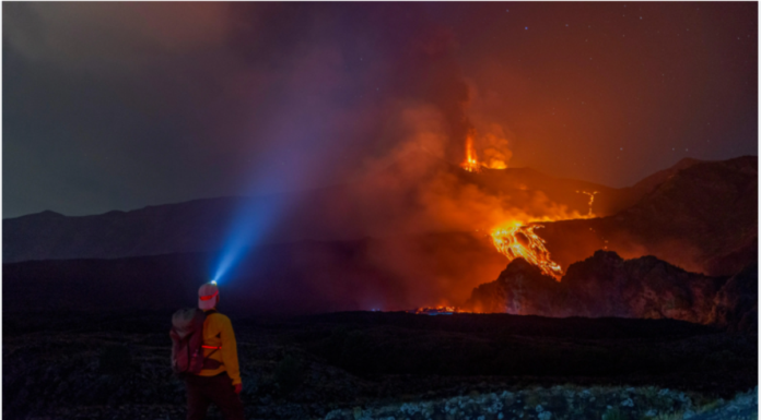 Turista de EU muere tras ser alcanzado por un rayo en el volcán Etna