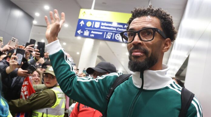 Vozinha llega a Chile para sumarse a Colo Colo tras días de incertidumbre