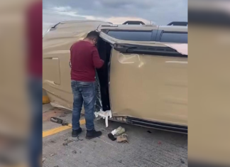 Camioneta vuelca tras ser embestida por tráiler en la Puebla-Orizaba