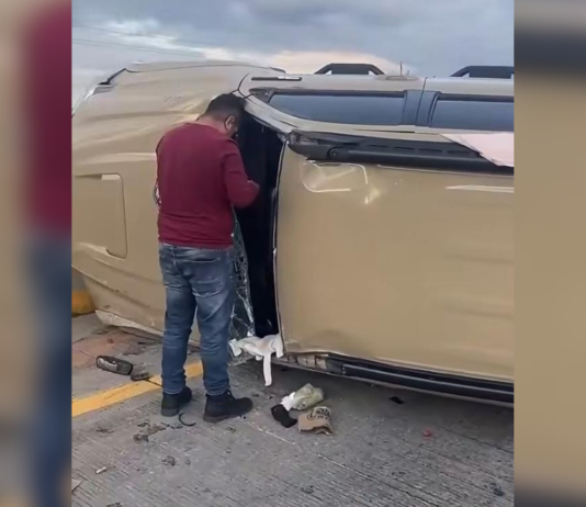 Camioneta vuelca tras ser embestida por tráiler en la Puebla-Orizaba