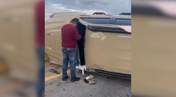 Camioneta vuelca tras ser embestida por tráiler en la Puebla-Orizaba