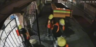 Sujetos disfrazados de trabajadores asaltan a comerciante en Puebla