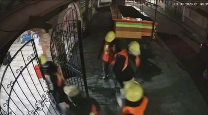 Sujetos disfrazados de trabajadores asaltan a comerciante en Puebla