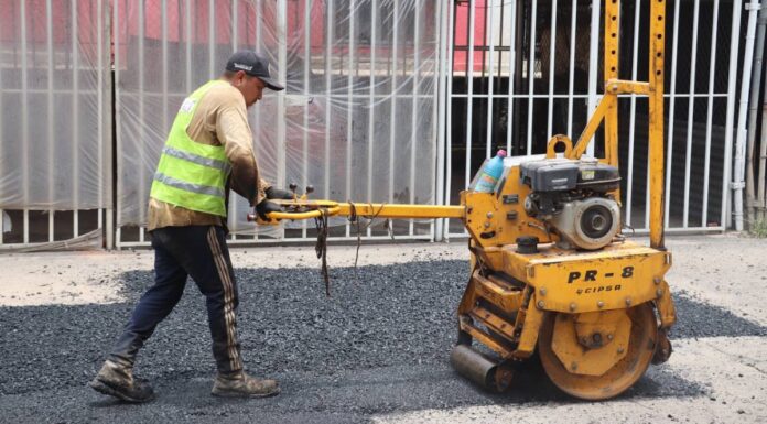 Supervisan bacheo en colonia Villa Verde