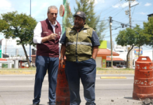 Pepe Chedraui supervisa bacheo en la calle Zapotecas