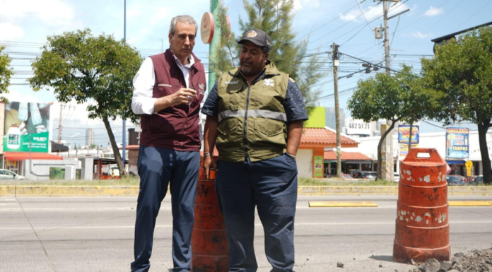 Pepe Chedraui supervisa bacheo en la calle Zapotecas