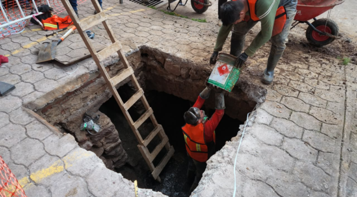 Zacatlán abre bóveda pluvial del Centro para desazolvar