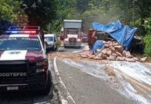 Camión de materiales vuelca en la federal México-Tuxpan