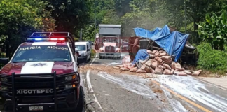 Camión de materiales vuelca en la federal México-Tuxpan