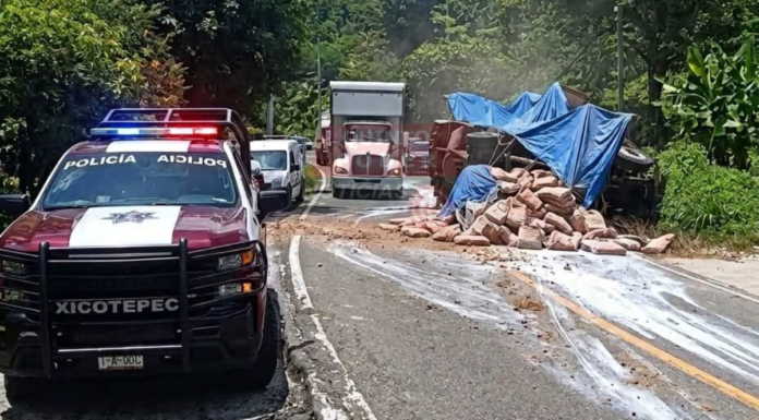Camión de materiales vuelca en la federal México-Tuxpan