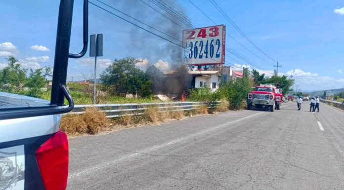 Camioneta se incendia en la federal Izúcar de Matamoros-Atlixco