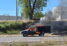 Camioneta queda calcinada tras incendiarse en Vía Atlixcáyotl