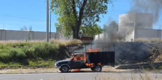 Camioneta queda calcinada tras incendiarse en Vía Atlixcáyotl