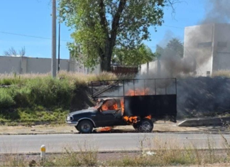 Camioneta queda calcinada tras incendiarse en Vía Atlixcáyotl