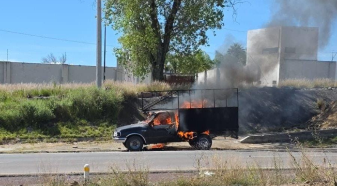 Camioneta queda calcinada tras incendiarse en Vía Atlixcáyotl