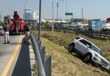 Camioneta termina en la cuneta tras chocar en el Periférico Ecológico