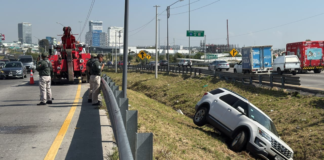 Camioneta termina en la cuneta tras chocar en el Periférico Ecológico