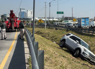 Camioneta termina en la cuneta tras chocar en el Periférico Ecológico