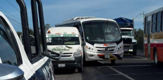 Chocan autobús y colectivo sobre la federal Tehuacán–Orizaba