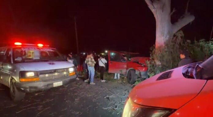 Conductor resulta lesionado tras choque contra árbol en la Puebla-Tehuacán