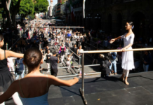 Elisa Carrillo lleva el ballet al Zócalo de Puebla con clase abierta