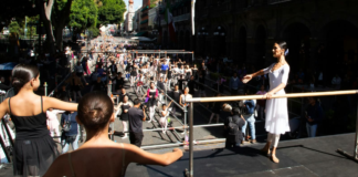 Elisa Carrillo lleva el ballet al Zócalo de Puebla con clase abierta