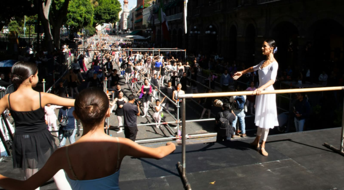 Elisa Carrillo lleva el ballet al Zócalo de Puebla con clase abierta