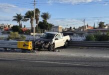 Camioneta choca contra muro de contención en la México-Puebla