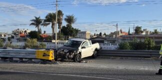 Camioneta choca contra muro de contención en la México-Puebla