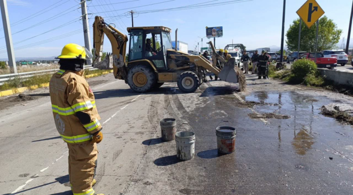 Derrame de combustible provoca cierre en Periférico Ecológico