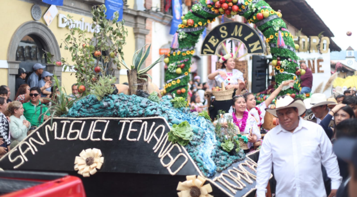 Más de 40 carros alegóricos llenan de color las calles de Zacatlán