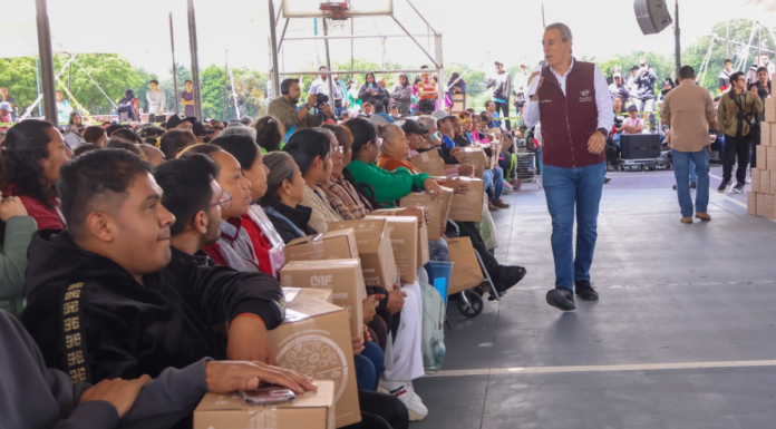 Entregan más de 10 mil despensas a familias del sur de Puebla