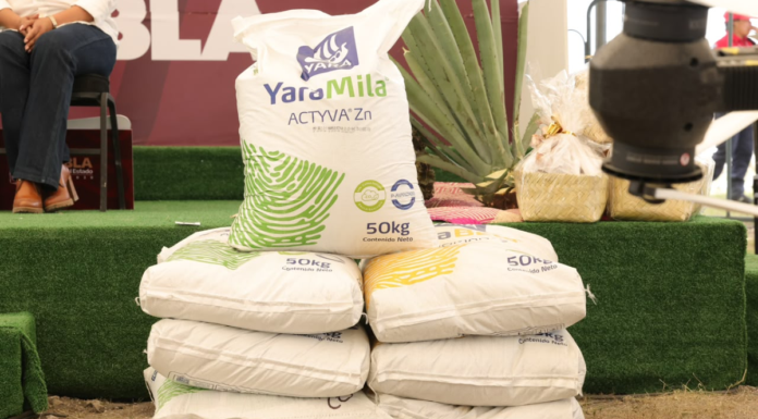 Entregan fertilizante a 380 productores de Huatlatlauca