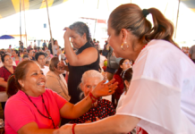 Laura Artemisa festeja a abuelos y abuelas en Barranca Honda