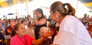 Laura Artemisa festeja a abuelos y abuelas en Barranca Honda