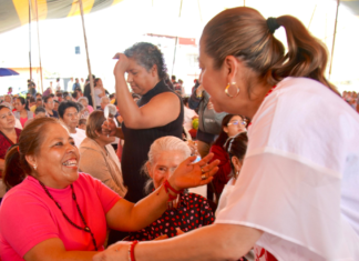 Laura Artemisa festeja a abuelos y abuelas en Barranca Honda