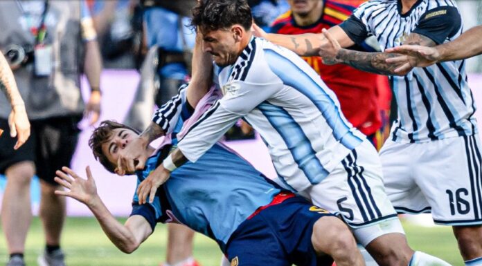 FIFA suspende 10 partidos a Leandro Paredes tras agresión en Mundial