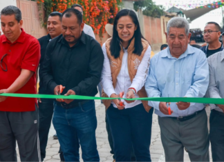 Ariadna Ayala entrega pavimentación de la calle Revolución