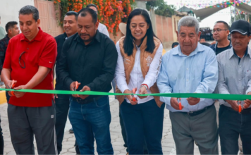 Ariadna Ayala entrega pavimentación de la calle Revolución