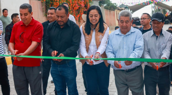 Ariadna Ayala entrega pavimentación de la calle Revolución