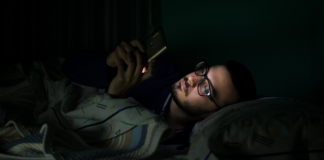 ¿Te pasas la noche haciendo “scroll”? Esto le pasa a tu cerebro