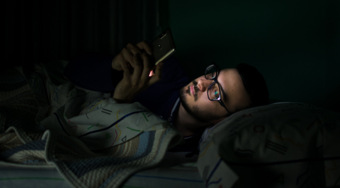 ¿Te pasas la noche haciendo “scroll”? Esto le pasa a tu cerebro