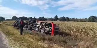 Tráiler cargado de cerveza vuelca en la federal El Seco-Azumbilla